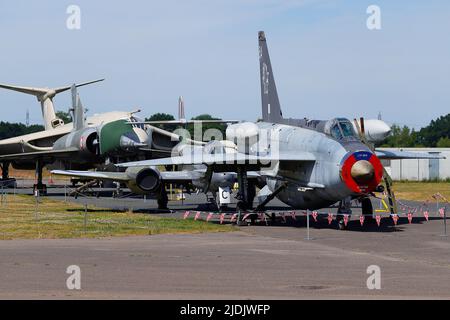 Una luce elettrica del F6 raffigurata con altri aerei statici allo Yorkshire Air Museum di Elvington, North Yorkshire, Regno Unito Foto Stock