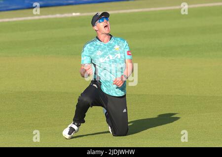 21 giugno 2022. Londra, Regno Unito. Conor McKerr di Surrey festeggia dopo aver preso una cattura per respingere Tom Abell dal bowling di Gus Atkinson di Surrey, mentre Surrey prende in mano Somerset nella partita di cricket Vitality T20 Blast alla Kia Oval. David Rowe/Alamy Live News. Foto Stock