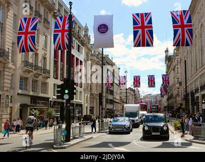 Ammira Piccadilly Londra Inghilterra Regno Unito da Piccadilly Circus con i jack union per il Giubileo di platino della Regina, giugno 2022 Foto Stock