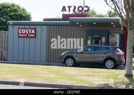 Auto in attesa presso il punto di raccolta Costa Drive Thru Foto Stock