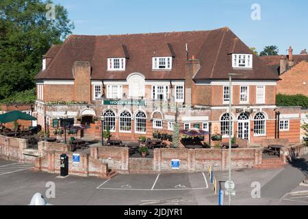 Wooden Bridge parte del GreenKing Pub a Guildford, Inghilterra, Regno Unito Foto Stock