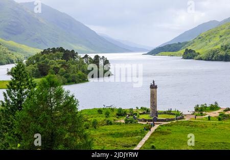 Il Monumento Glenfinnan e la statua dell'anonimo altipiano che segna dove il giacobita è iniziato sulle rive di Loch Shiel, Highlands scozzesi Foto Stock