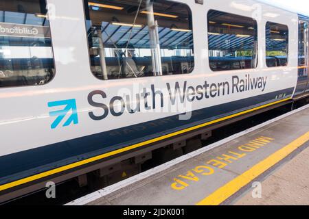 Il treno della Southwestern Railway operò sulla piattaforma nella stazione di Guildford Foto Stock