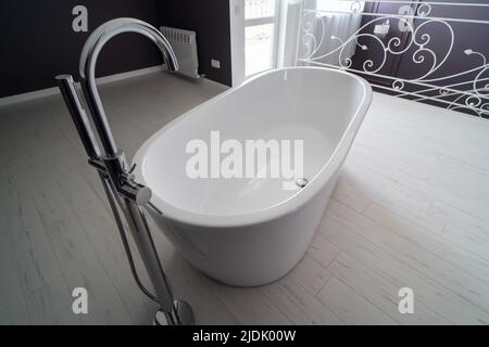 Bagno bianco in casa moderna si trova nella camera da letto principale. Foto Stock