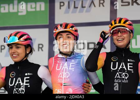 Alessia Patuelli, Sophie Wright, Maaike BOOGAARD, piloti del team UAE ADQ prima di correre nella gara ciclistica UCI the Women's Tour da Colchester Foto Stock