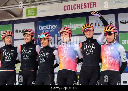 Sofia Bertizzolo, Laura Tomasi, Alessia Patuelli, Sophie Wright, Maaike BOOGAARD, Anna Trevisi piloti del team UAE ADQ prima di correre nella Women's Tr Foto Stock