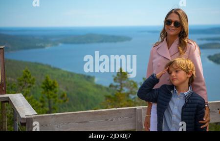 Il Principe Nicolas e la Principessa Madeleine in cima a Skuleberget in Svezia, 21 giugno 2022. Foto: Patrick Trägårdh / TT / code 60190 Foto Stock