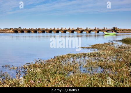 Immagine di Port Bail, Normandia, Francia con ponte in alta marea mattina presto. Foto Stock