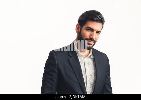 Bell'uomo d'affari latino che posa in primo piano ritratto. Foto di alta qualità Foto Stock