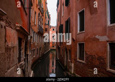 Uno dei piccoli canali di Venezia Foto Stock