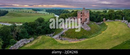 Castello di Norham sopra il fiume Tweed, costruito dai Vescovi di Durham uno dei luoghi più importanti sul confine anglo-scozzese Foto Stock