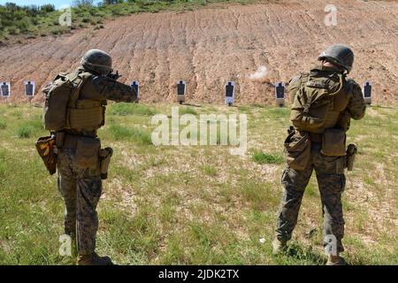 Marines, con Fleet Anti-Terrorism Security Team Company Europe (FASTEUR), partecipa a un evento di addestramento sulle armi da fuoco con i membri del Grupo Especial de Operaciones (GEO) della polizia nazionale spagnola, 17 maggio 2022. FASTEUR, sotto la Task Force 61/2, si trova nell'area delle operazioni Naval Forces Europe degli Stati Uniti, impiegata dalla U.S. Sesta flotta per difendere gli interessi degli Stati Uniti, alleati e partner. (STATI UNITI Foto Navy di Mass Communications Specialist 3rd Classe Isaac A. Rodriguez) Foto Stock