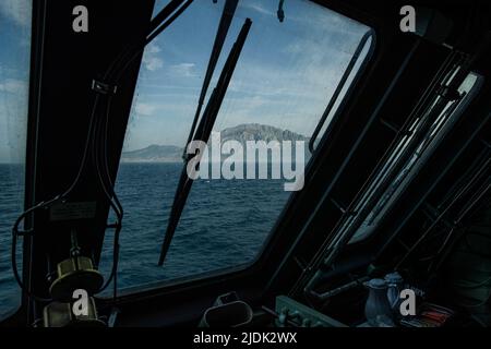 MARE MEDITERRANEO (14 maggio 2022) la nave da combattimento litoranea in variante libera USS Sioux City (LCS 11) transita nello stretto di Gibilterra, 14 maggio 2022. Sioux City è in fase di dispiegamento programmato nell'area delle operazioni U.S. Naval Forces Europe, impiegata dalla U.S. Sesta flotta per difendere l'interesse degli Stati Uniti, degli alleati e dei partner. (STATI UNITI Foto Navy di Mass Communication Specialist 3rd Classe Nicholas A. Russell) Foto Stock