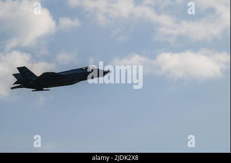 U.S. Air Force F-35A Lightning II della 33rd Fighter Wing decollera la linea di volo Eglin Air Force base per partecipare alla bandiera a scacchi, 17 maggio 2022. Chequered Flag è un'esercitazione aerea a grande forza che si tiene a Tyndall e che favorisce la prontezza e l'interoperabilità attraverso l'incorporazione di velivoli di 4th e 5th generazioni durante l'addestramento di combattimento aria-aria. (STATI UNITI Air Force foto di A1C Colleen Coulthard) Foto Stock