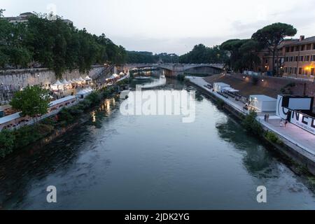 Roma, Italia. 21st giugno 2022. Vista del fiume Tevere con gli stand dell'estate romana (Foto di Matteo Nardone/Pacific Press) Credit: Pacific Press Media Production Corp./Alamy Live News Foto Stock