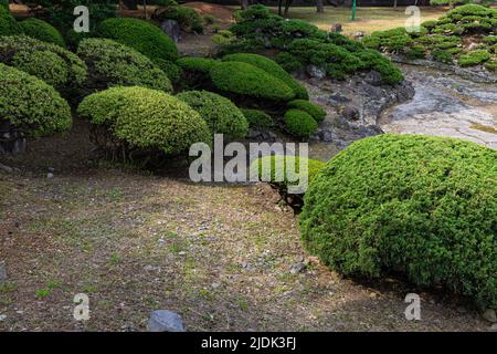 Hakurotei White Dew Garden è un giardino che può essere facilmente visitato in quanto ora serve come la parte anteriore del tribunale distrettuale di Fukushima, appena fuori Aizuwakamats Foto Stock