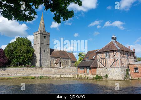 La chiesa parrocchiale di St James e colombaia a Staunton Court, Staunton, Gloucestershire, Inghilterra, Regno Unito Foto Stock