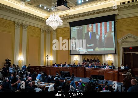 Washington, DC, Stati Uniti. 21st giugno 2022. L'ex Vice Presidente degli Stati Uniti Mike Pence è stato visualizzato su uno schermo durante un'audizione del Comitato di selezione per indagare sull'attacco del 6th gennaio al Campidoglio degli Stati Uniti a Washington, DC, Stati Uniti, martedì 21 giugno, 2022. La commissione d’inchiesta per l’insurrezione del 6 gennaio 2021 presso il Campidoglio degli Stati Uniti è destinata a delineare gli sforzi aggressivi dell’ex presidente Donald Trump e dei suoi alleati per esercitare pressioni sui funzionari statali affinché contribuiscano a ribaltare le elezioni del 2022 di Joe Biden. Credit: Al Drago/Pool via CNP/dpa/Alamy Live News Foto Stock