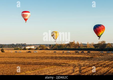 Coruche, Portogallo - 13 novembre 2021: Palloncini ad aria calda che volano sui campi di Coruche, Portogallo, durante il Ballooning Festival. Foto Stock