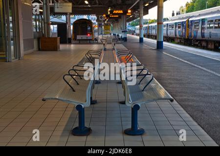 Posti a sedere vuoti sulla piattaforma alla stazione ferroviaria di Sheffield il giorno uno degli scioperi ferroviari, South Yorkshire Foto Stock
