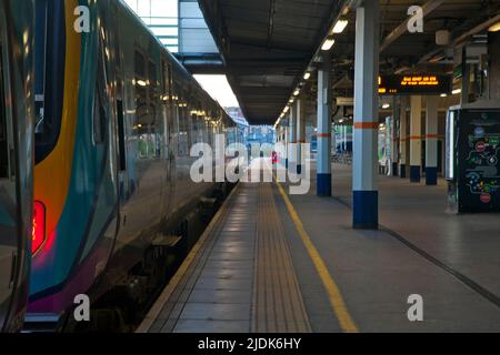 Piattaforma vuota durante il 21.06.22 National Rail Strike preso alla stazione ferroviaria di Sheffield, South Yorkshire Foto Stock