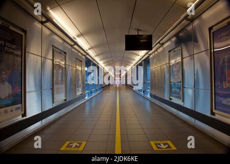 Corridoio vuoto alla stazione ferroviaria di Sheffield durante il National Rail Strike, South Yorkshire Foto Stock