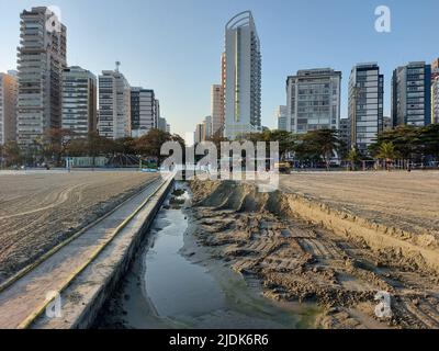 Santos, San Paolo, Brasile. 21st giugno 2022. (INT) le spiagge di Santos hanno perso molta sabbia con il mare surf. 21 giugno 2022, Santos, Sao Paulo, Brasile: Spiagge di Aparecida e Embare, a Santos, sulla costa meridionale di Sao Paulo, ha perso un sacco di sabbia con il mare surf, martedì (21). Prima, la sabbia era ben al livello della passerella. (Credit Image: © Luigi Bongiovanni/TheNEWS2 via ZUMA Press Wire) Foto Stock