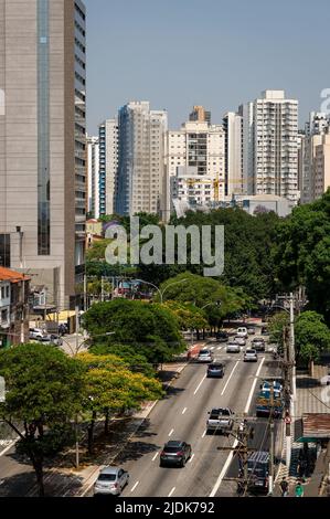 Vista del viale Antartide che corre tra gli edifici nel distretto di Agua Branca sotto il cielo azzurro soleggiato in una normale giornata di lavoro. Foto Stock