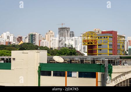 Vista distante di denso paesaggio urbano pieno di alti edifici del quartiere barra Funda sotto il cielo azzurro e soleggiato. Foto Stock