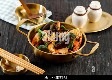 Zuppa di pesce speziata al rosso coreano o Jjampong, menu del ristorante cinese popolare in coreano Foto Stock