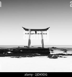 Lunga esposizione inverno mattina vista del Kontira santuario torii porta nella neve, Hokkaido, Giappone Foto Stock