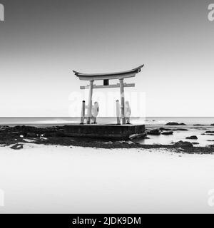 Lunga esposizione inverno mattina vista del Kontira santuario torii porta nella neve, Hokkaido, Giappone Foto Stock