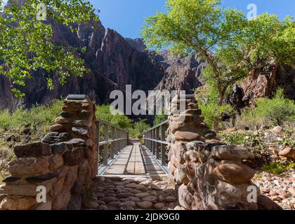 Ponte che attraversa Bright Angel Creek vicino al Phantom Ranch che conduce al North Kaibab Trail, al Grand Canyon National Park, Arizona, Stati Uniti Foto Stock