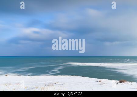 Lunga esposizione del mare di Okhotsk da Capo Hinode in inverno, Hokkaido, Giappone Foto Stock