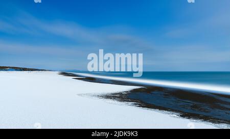 Lunga esposizione del mare di Okhotsk dalla spiaggia del Parco Nazionale di Abashiri in inverno, Hokkaido, Giappone Foto Stock