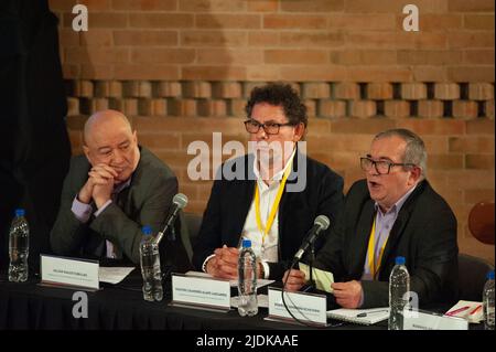 I leader ex-guerriglieri delle FARC parlano durante l'accettazione della respomsability per le azioni criminali di rapimento che hanno avuto luogo durante la loro guida della guerriglia ora estinta delle forze Armate rivoluzionarie della Colombia (FARC) a Bogotà, Colombia, 21 giugno 2022. Foto di: Chepa Beltran/Long Visual Press Foto Stock