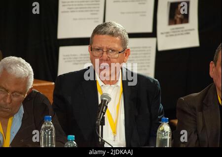 I leader ex-guerriglieri delle FARC parlano durante l'accettazione della respomsability per le azioni criminali di rapimento che hanno avuto luogo durante la loro guida della guerriglia ora estinta delle forze Armate rivoluzionarie della Colombia (FARC) a Bogotà, Colombia, 21 giugno 2022. Foto di: Chepa Beltran/Long Visual Press Foto Stock