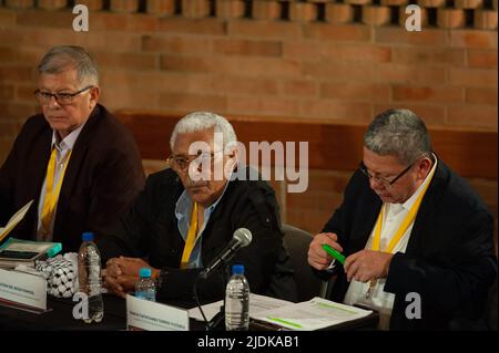 I leader ex-guerriglieri delle FARC parlano durante l'accettazione della respomsability per le azioni criminali di rapimento che hanno avuto luogo durante la loro guida della guerriglia ora estinta delle forze Armate rivoluzionarie della Colombia (FARC) a Bogotà, Colombia, 21 giugno 2022. Foto di: Chepa Beltran/Long Visual Press Foto Stock