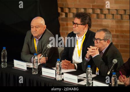 I leader ex-guerriglieri delle FARC parlano durante l'accettazione della respomsability per le azioni criminali di rapimento che hanno avuto luogo durante la loro guida della guerriglia ora estinta delle forze Armate rivoluzionarie della Colombia (FARC) a Bogotà, Colombia, 21 giugno 2022. Foto di: Chepa Beltran/Long Visual Press Foto Stock