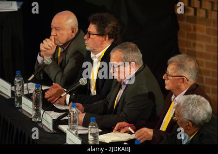 I leader ex-guerriglieri delle FARC parlano durante l'accettazione della respomsability per le azioni criminali di rapimento che hanno avuto luogo durante la loro guida della guerriglia ora estinta delle forze Armate rivoluzionarie della Colombia (FARC) a Bogotà, Colombia, 21 giugno 2022. Foto di: Chepa Beltran/Long Visual Press Foto Stock