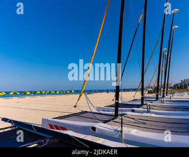 Catamarano Barche a vela sulla spiaggia di Marco Island, Marco Island, Florida, Stati Uniti Foto Stock