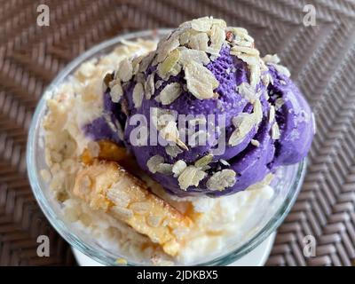 Filippine. 18th giugno 2022. Halo-Halo è un dolce filippino popolare della nazione isolana e un drink allo stesso tempo. Per prepararlo, i frutti zuccherati come le banane o le strisce di cocco, il mung candito o i fagioli del rene e i pezzi di gelatina rossi e verdi sono coperti con ghiaccio raschiato. Il tutto è ricoperto di latte condensato e ricoperto di leche flan (la versione filippina del crema caramello) o di gelato al gusto di giallo viola e cosparso di riso giovane tostato. (A dpa 'Halo-Halo, Gazoz e Pea di farfalle: Bevande estive in tutto il mondo') Credit: Girlie Linao/dpa/Alamy Live News Foto Stock