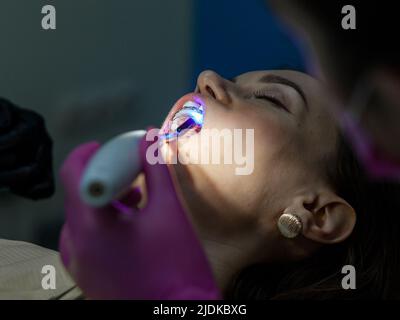 Una donna a un dentista appuntamento per sostituire archi con parentesi graffe Foto Stock