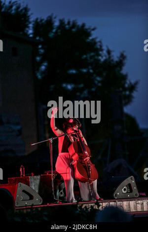 21 giugno 2022, Roma, Italia: Venere in Musica 2nd sera al Parco Archeologico del Colosseo. All'interno del Festival della Musica 2022 a Roma. 21/06/22- Ana CarlaMaza violoncellista cubana.la prima rassegna di ''Venere in Musica' organizzata con il Direttore Alfonsina Russo sotto la direzione artistica di Simone Prattico ha avuto luogo nella splendida cornice del Tempio di Venere. Nell'ambito del Festival europeo di musica che quest'anno ha visto sul palco il violoncellista cubano Ana Carla Maza che ha presentato i suoni e i colori dell'America Latina e il duo jazz, l'eccellenza francese, Vincent Peirani sulla fisarmonica and.EMI Foto Stock