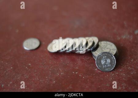 Monete di valuta dello Sri Lanka sul pavimento Foto Stock