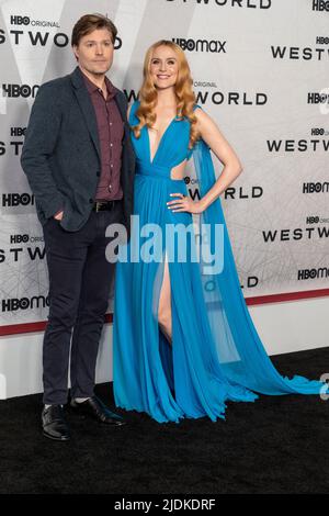 New York, NY - 21 giugno 2022: IRA David Wood IV e Evan Rachel Wood vestito da Zuhair Murad partecipare alla stagione 4 di Westworld da HBO Max premiere sono Alice Tully Hall Foto Stock