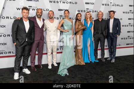 New York, NY - 21 giugno 2022: Luke Hemsworth, Jeffrey Wright, Aaron Paul, Angela Sarafyan, Tessa Thompson, Evan Rachel Wood, ed Harris, James Marsden partecipare al Westworld Season 4 da HBO Max premiere sono Alice Tully Hall Foto Stock