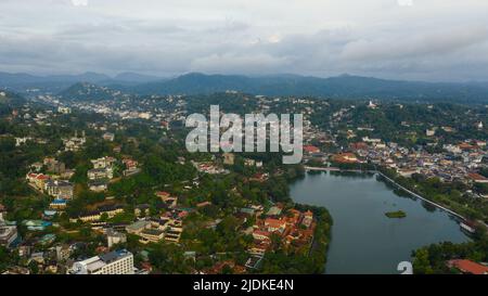 La città di Kandy si trova tra le cime di montagna con una foresta tropicale. Foto Stock