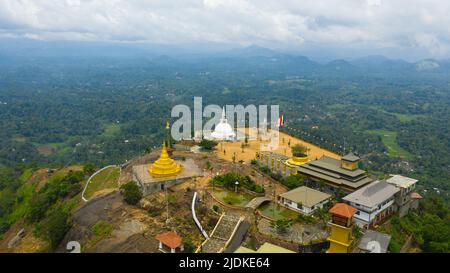 Vista dall'alto del Manastero buddista internazionale di Nelligala in Sri Lanka Foto Stock