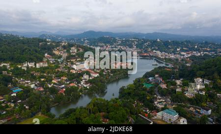 Centro di Kandy con un lago e gli edifici in mattinata vista dall'alto. Foto Stock